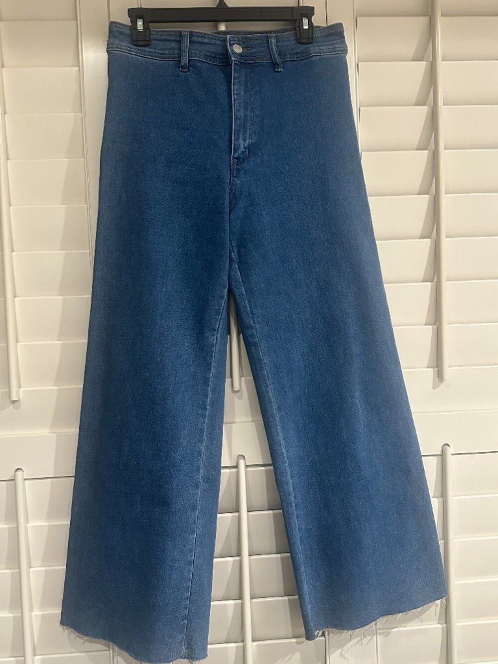 GUESS High-Rise Mid Blue Wash Stretchy Wide Leg Jeans Raw Hem Size 30/29
